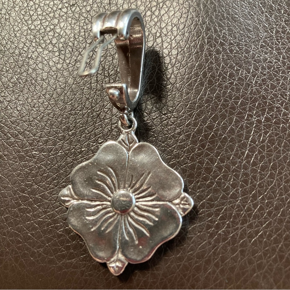 EUC Silver Flower Pendant - Picture 3 of 3